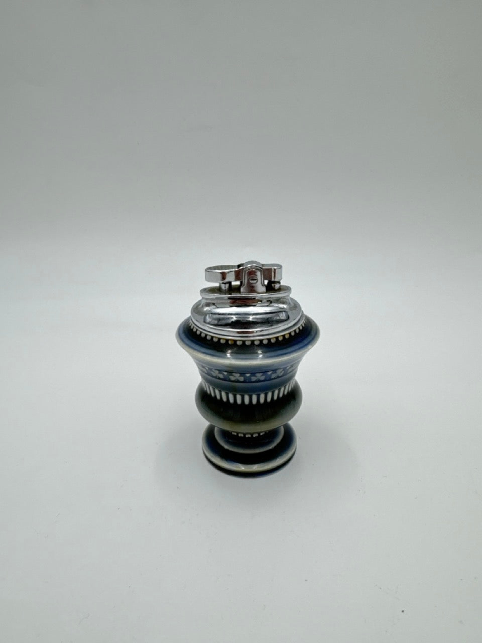 VINTAGE WADE IRISH SHAMROCK TABLE LIGHTER 1958-1973